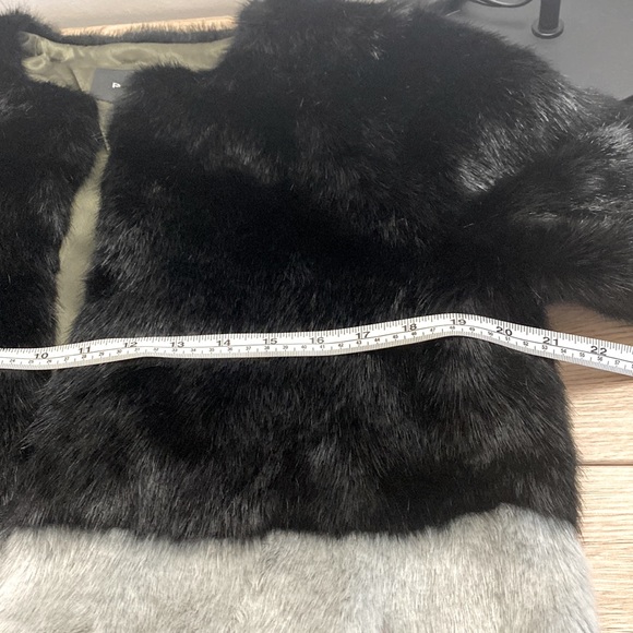 PAT women’s fur coat, size medium, W21 L29, Acrylic and polyester. - Picture 6 of 7